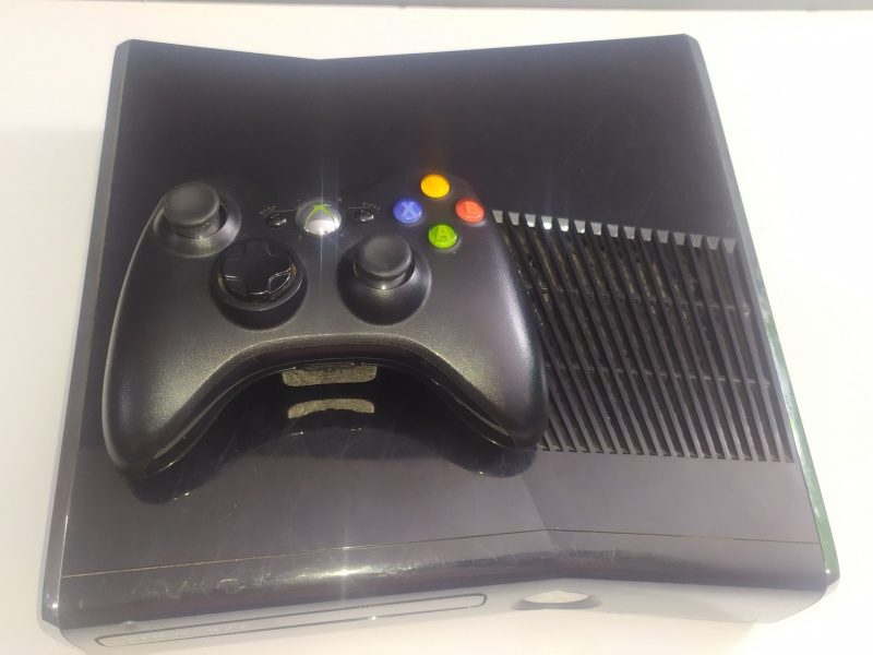 Xbox 360 S + RGH con 20 juegos cargados